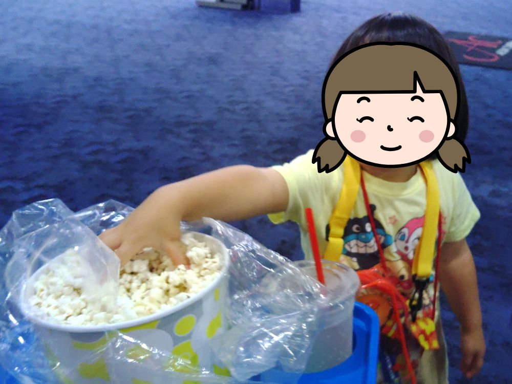 ポップコーンを食べる娘